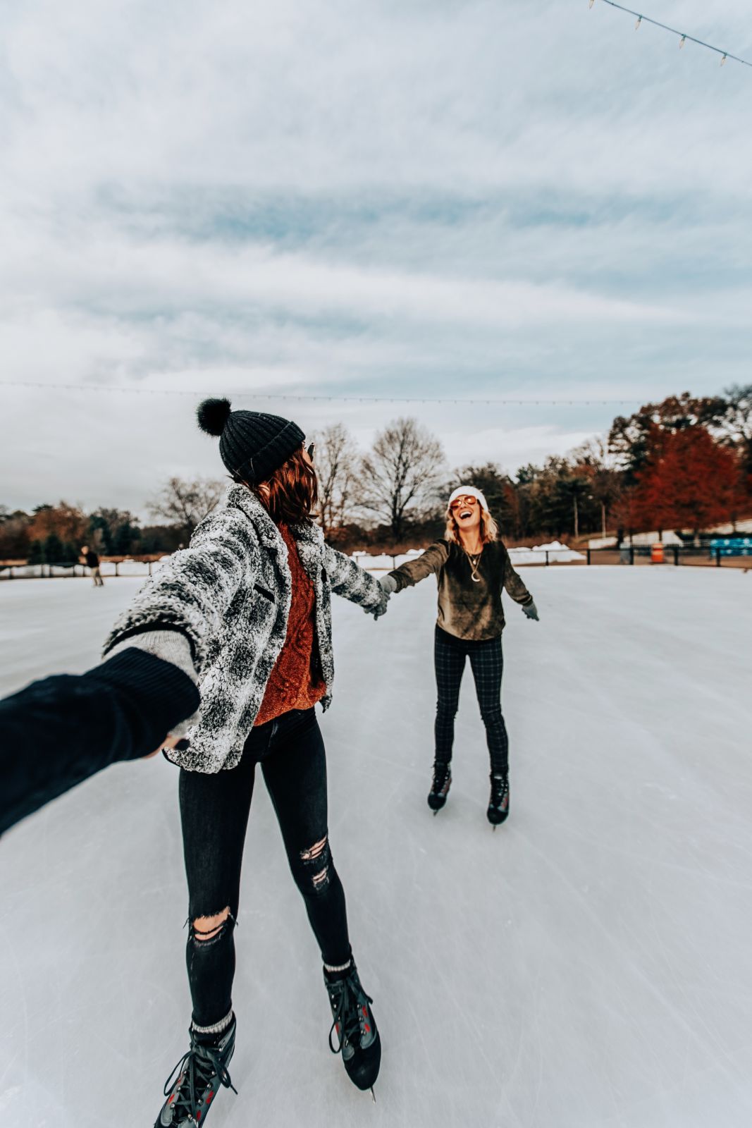 holiday bucket list | evereve | dylan sherpa coat | heartloom sweatshirt | ice skating | oh darling blog