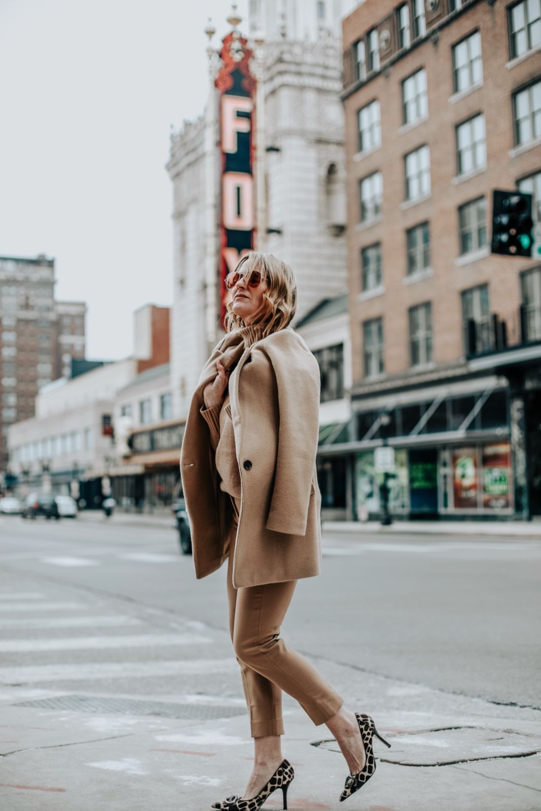 what to wear with tan pants | khaki pants | neutral outfit | monochromatic outfit | winter style | classic look | street style | oh darling blog