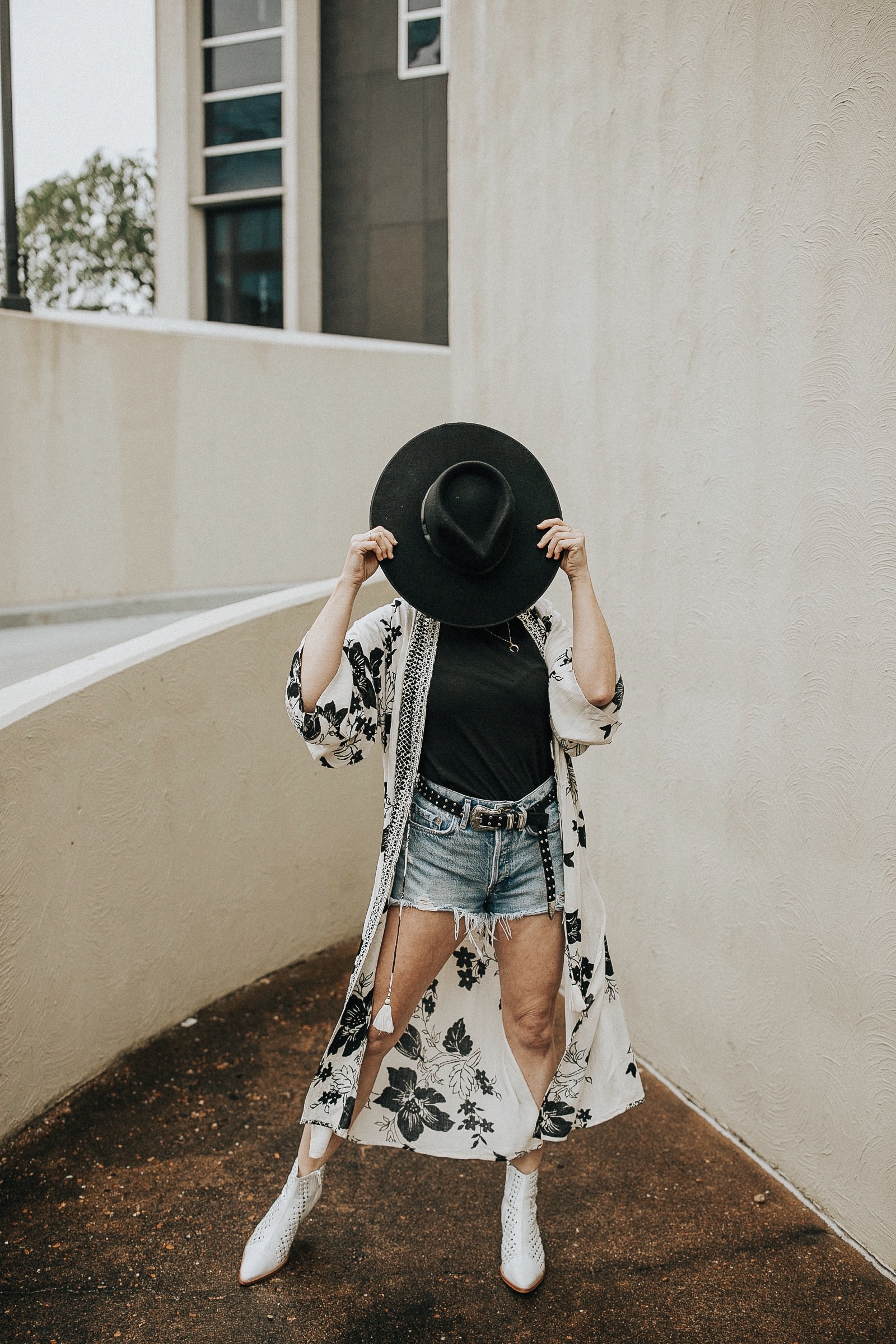 What To Wear To A Concert | Summer outfit ideas for women | Kimono outfit | Oh Darling Blog