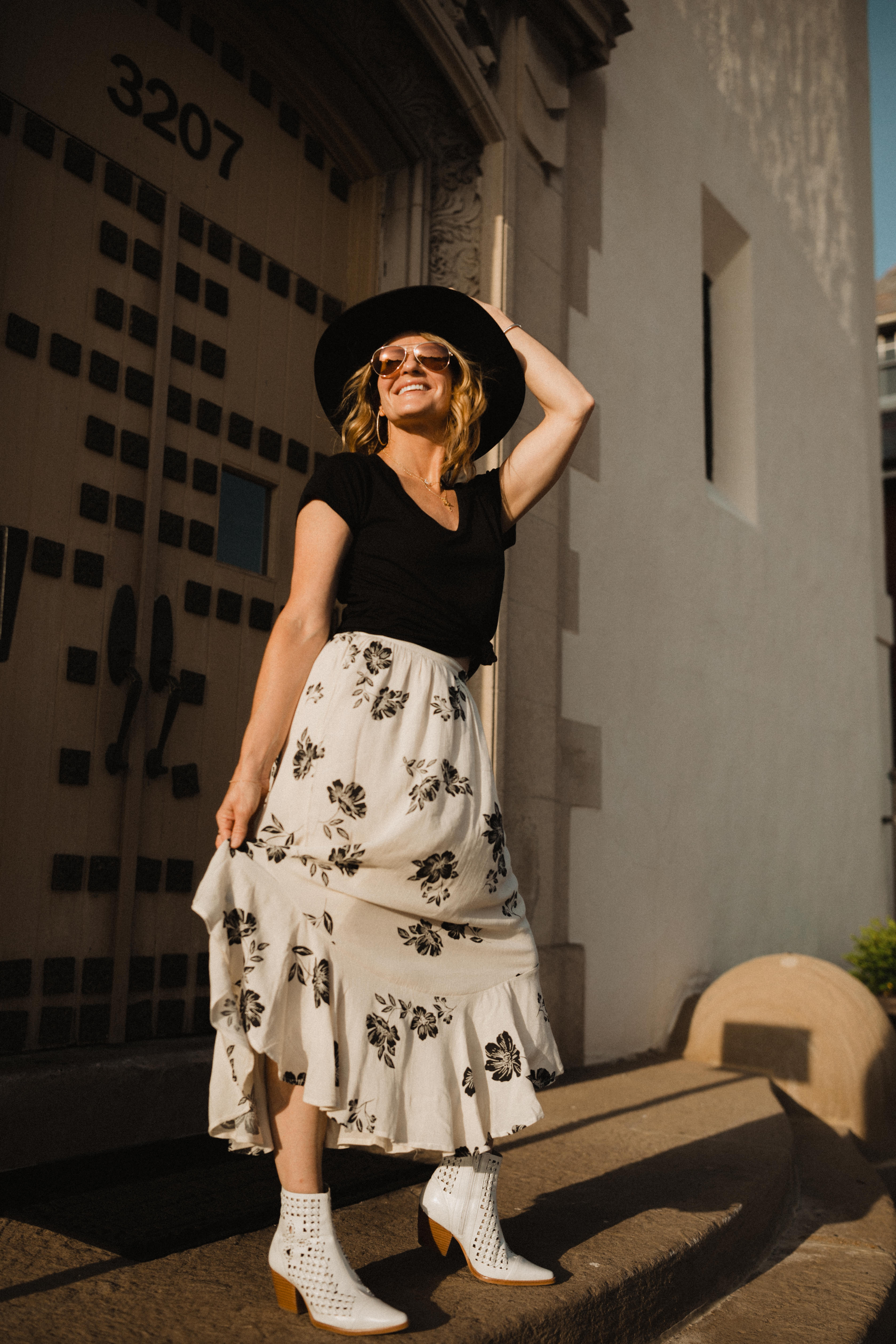 Spring essentials wardrobe 2019 | v neck tee and maxi skirt outfit 